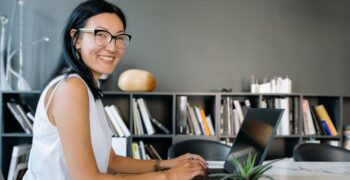 femme gestions factures impayées