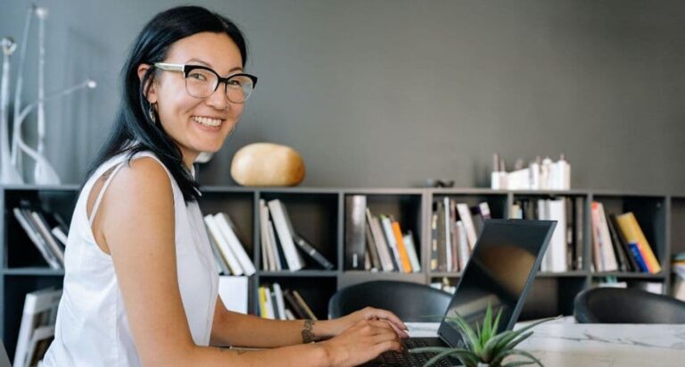 femme gestions factures impayées