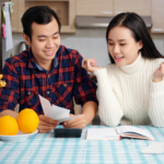 jeune couple gère son budget