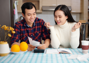 jeune couple gère son budget