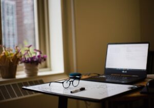 bureau avec ordinateur et tableau blanc