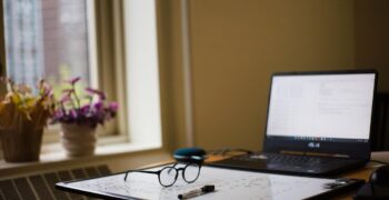 bureau avec ordinateur et tableau blanc