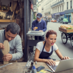 Scène réaliste montrant plusieurs auto-entrepreneurs au travail, incluant un artisan, un designer en extérieur, un livreur et un vendeur de rue, dans un environnement urbain authentique.