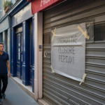 Devanture fermée d’un petit commerce français avec un avis de fermeture soudain, dans une rue authentique et vivante.