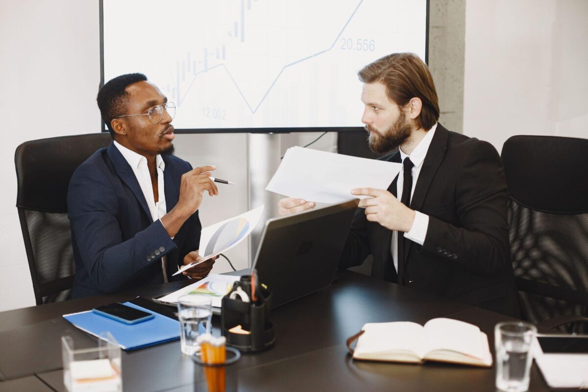 hommes en costume travail