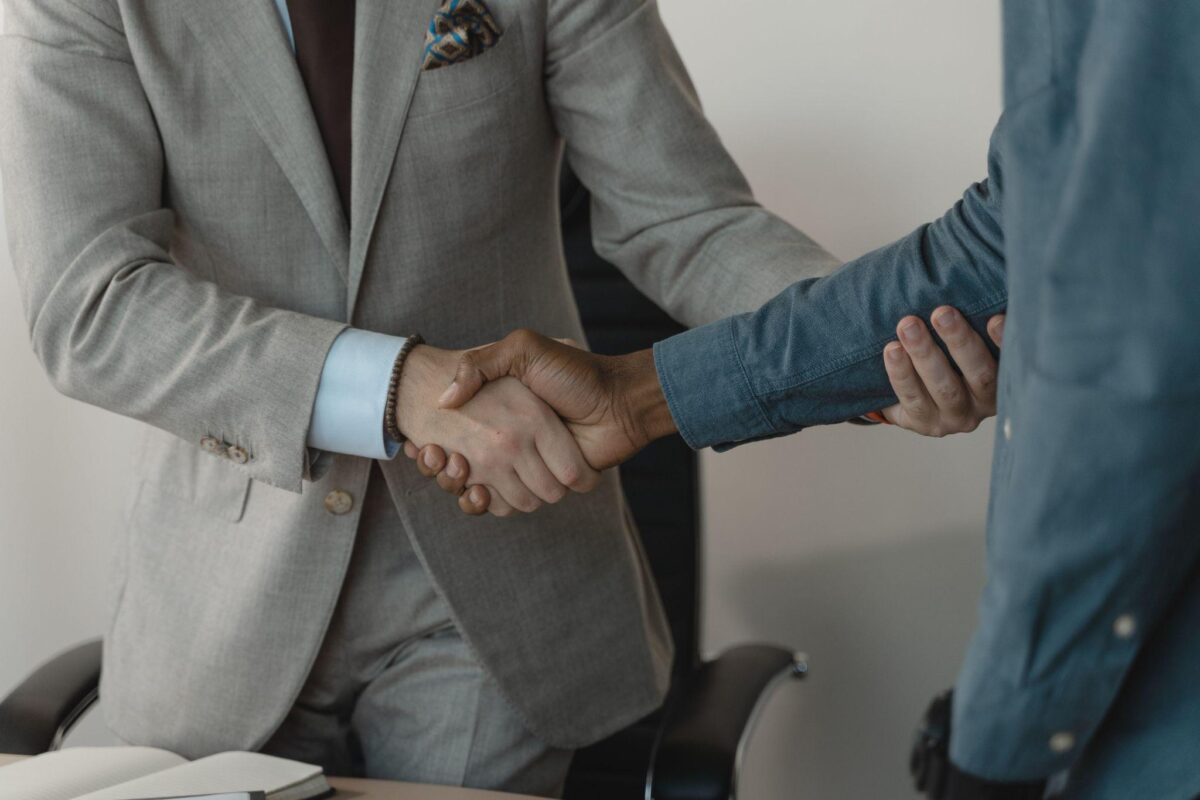 costume-mains-travailler-hommes-