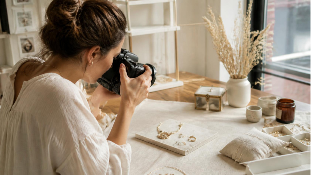 Créatrice photographiant ses bijoux faits main pour les vendre en ligne
